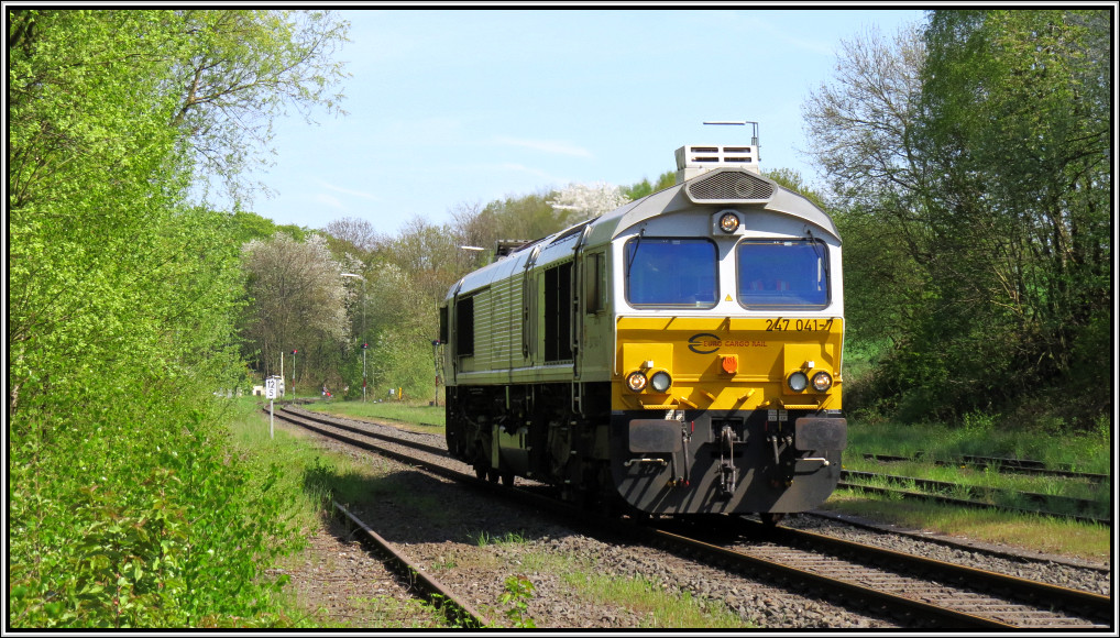 Sonntags in Flandersbach im Angerbachtal. Eine Class 66 der Euro Cargo Rail auf Leerfahrt zurck ins Ruhrgebiet. Bildlich festgehalten Anfang Mai 2013.