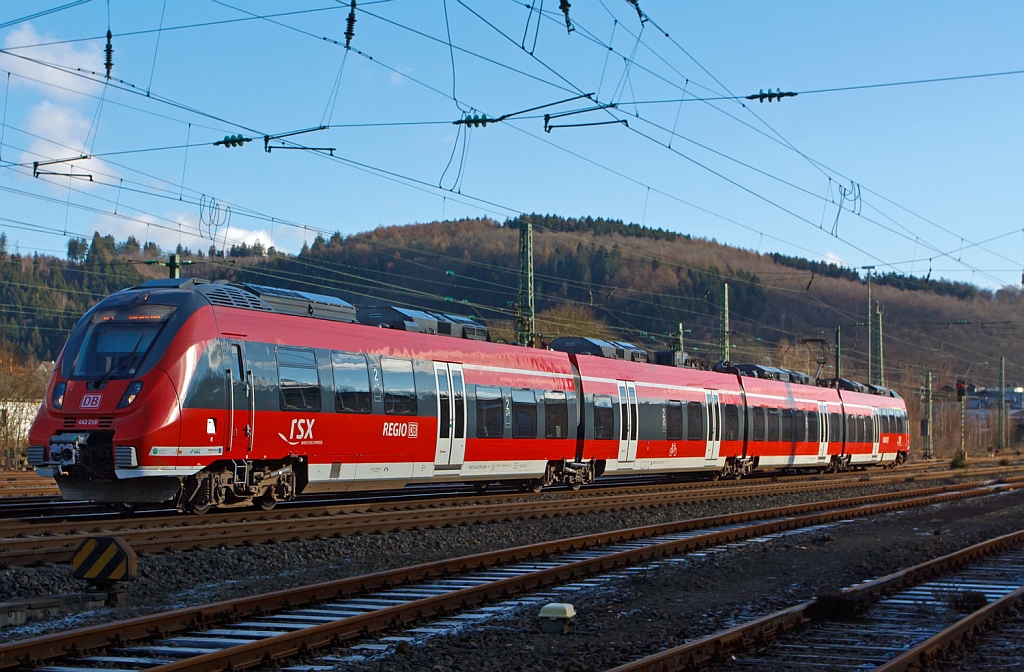 Sonntags wird nur mit einer Garnitur gefahren:
Der 442 256 / 756 ein vierteiliger Bombardier Talent 2 fhrt am 13.01.2013 als RE 9 - Rhein-Sieg-Express (Siegen - Kln - Aachen) von Betzdorf/Sieg weiter in Richtung Kln. 
Diese Vierteiler haben die Achsformel Bo’2’Bo’2’Bo’ und sind 72.300 mm  ber Kupplung Lang. 
Sie haben eine Leistung von 3030 kW (verteilt auf 6 Fahrmotoren), die Hchstgeschwindigkeit ist 160 km/h, die max. Beschleunigung ist 1,1 m/s.
