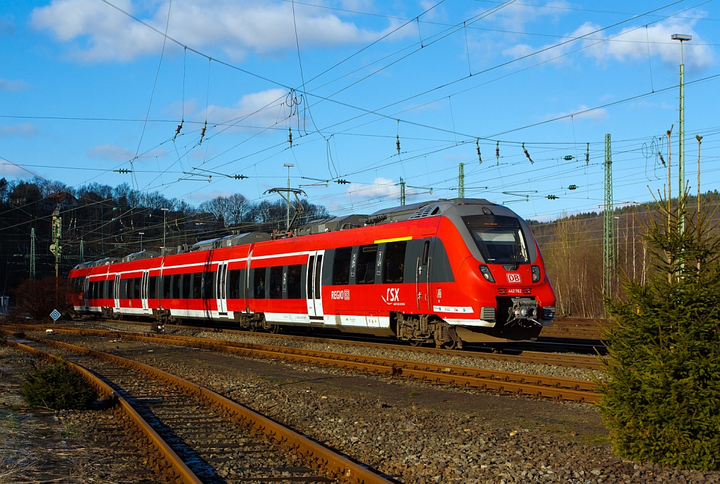 Sonntags wird nur mit einer Garnitur gefahren:
Der 442 762 / 262 ein vierteiliger Bombardier Talent 2 als RE 9 - Rhein-Sieg-Express (Aachen - Kln - Siegen) am 13.01.2013 kurz vor der Einfahrt in den Bahnhof Betzdorf/Sieg.
Noch vor dem Frost frisch gewaschen und bitzsauber kommt er daher.
