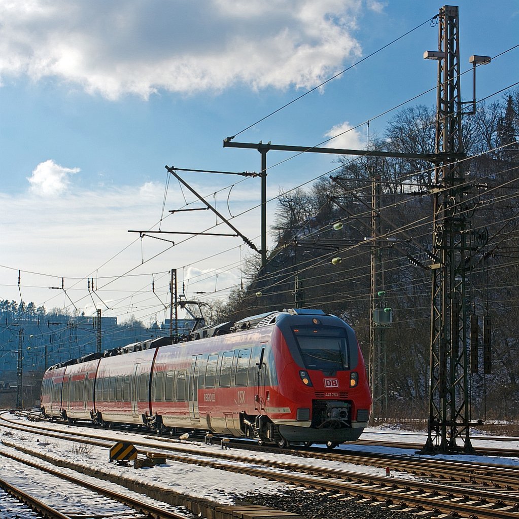Sonntags wird nur mit einer Garnitur gefahren:
Der 442 763 / 263 ein vierteiliger Bombardier Talent 2 als RE 9 - Rhein-Sieg-Express (Aachen - Kln - Siegen) bei der Einfahrt in seinen Endstation Siegen Hbf.