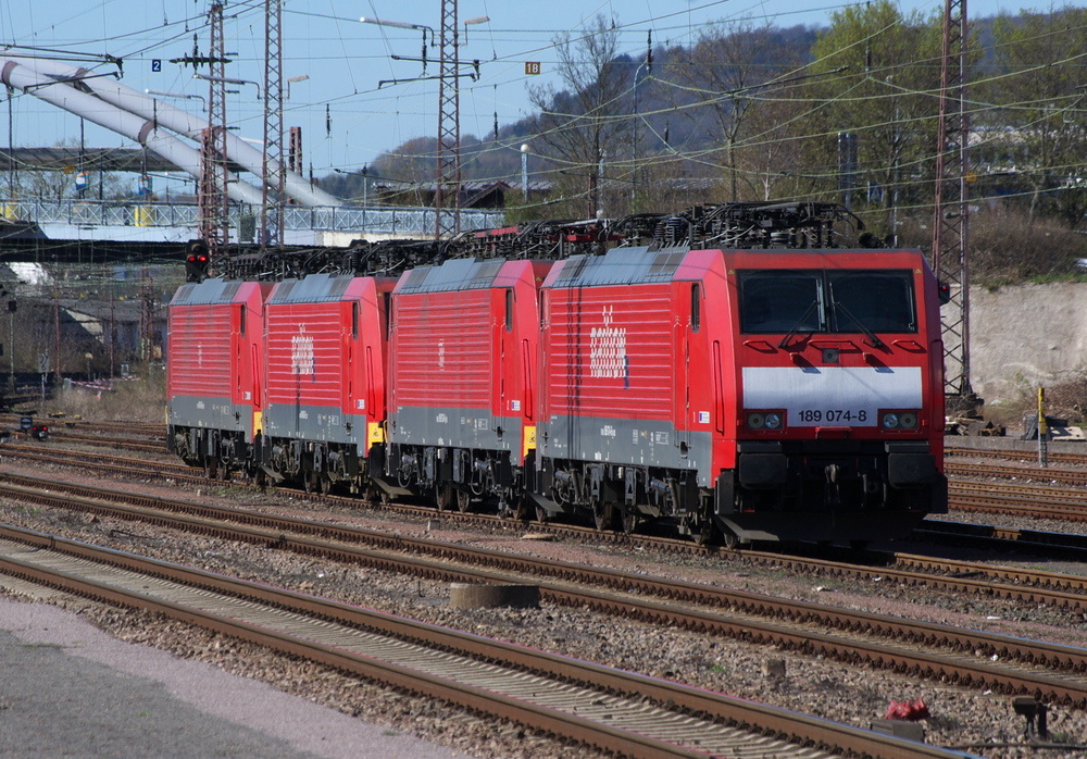 Sonntagsruhe in Dillingen Saar - 

Insgesamt 8 Loks der Baureihe 189 waren in Dillingen Saar am Sonntag, 01.04.2012, abgestellt.

Hier vier Maschinen, davon 3 mit automatischer Kupplung fr die Erzzge.

KBS 685