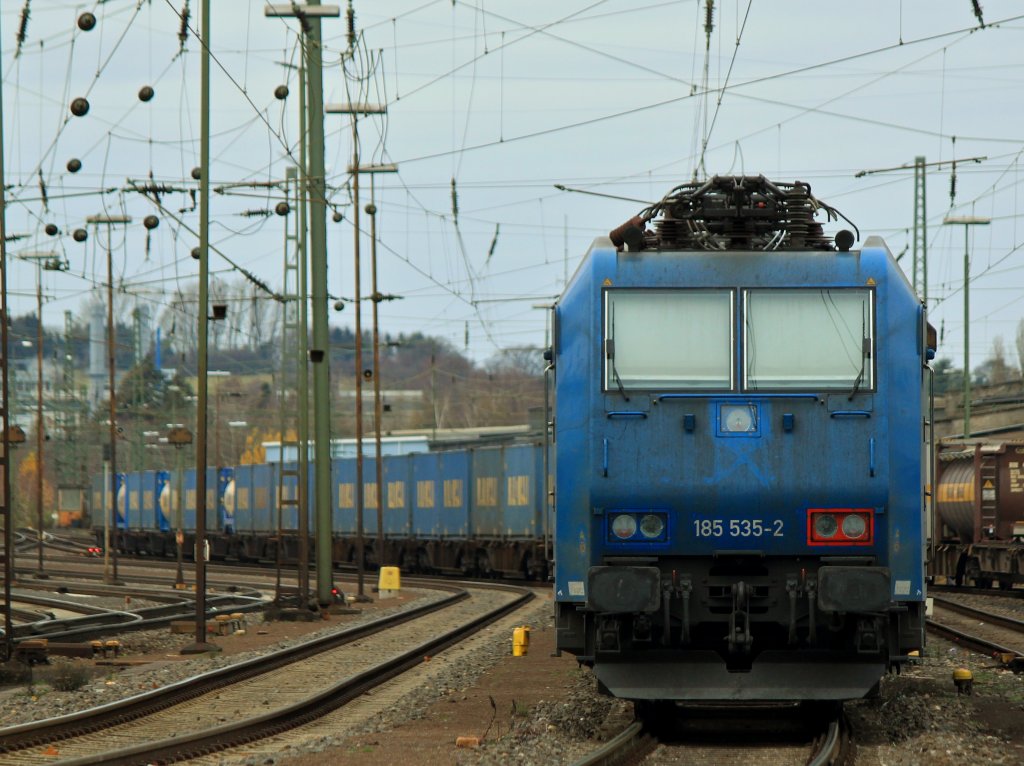 Sonntagsruhe fr 185 535-2, die Lok von Crossrail steht am 04.12.2011 vor einem blauen Bulkhaul Containerzug in Aachen West.