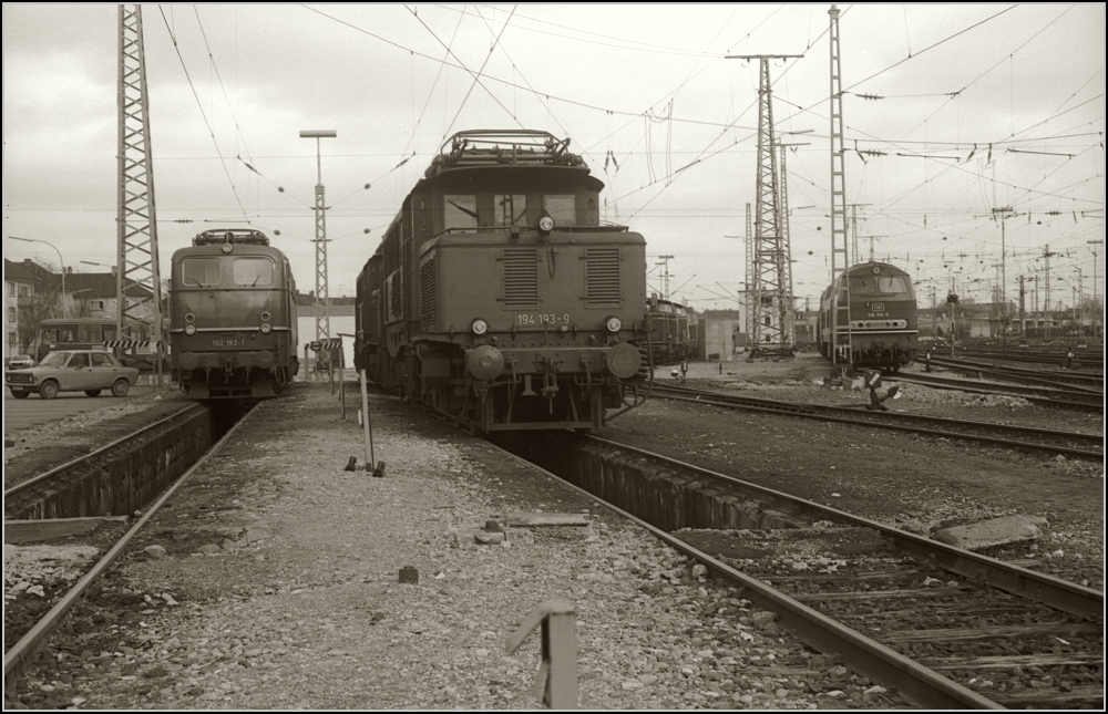 Sonntagsruhe in Singen im Mrz 1979. 194 193-9, ein weiteres Krokodil und 150 193-1 warten ber den Inspektionsgruben auf ihre Einstze auf der Gubahn. Heute sind die Gruben abgedeckt. Offensichtlich muss man die Loks nicht mehr genauer anschauen.