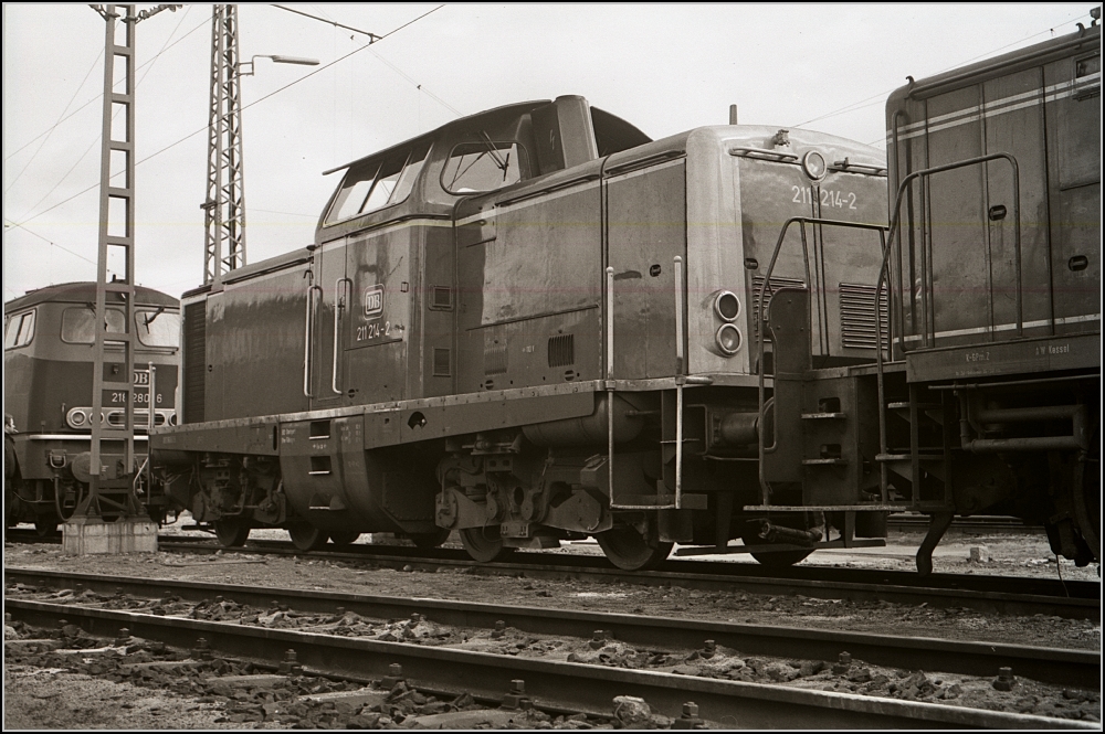 Sonntagsruhe in Singen im Mrz 1979. 211 214-2 wartet auf weitere Einstze auf der Strecke Richtung Basel oder gar Stein am Rhein.