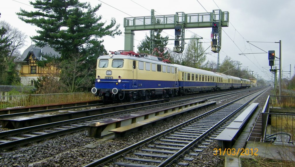 Sonst eigentlich nie in Sachsen zu sehen, der TEE   Rheingold   heute am 31.3.12 bei der Durchfahrt in Dresden-Strehlen mit der E10 1239 auf der Fahrt in die Schsische Schweiz. Leider hatte der Wettergott wenig Erbarmen mit den Fotografen... 