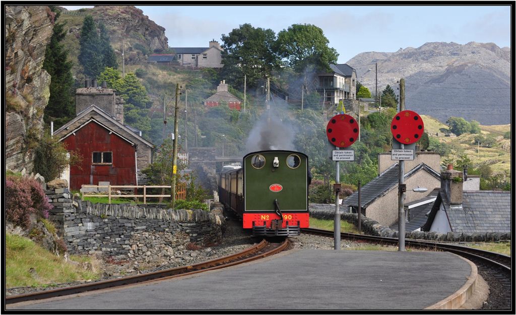 Southern 190 fhrt in Tanygrisiau ein. (07.09.2012)