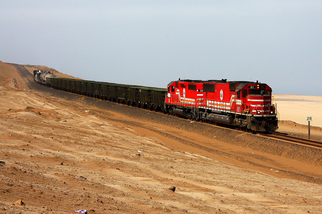 Southern Peru Copper Corporation ( SPCC ) No. 61 – EMD SD70 – fhrt zusammen mit No. 32 – EMD GP40-2 – einen mit Kupfererz beladenen Zug talwrts Richtung Hafen Ilo bei km 28. 29.08.2011