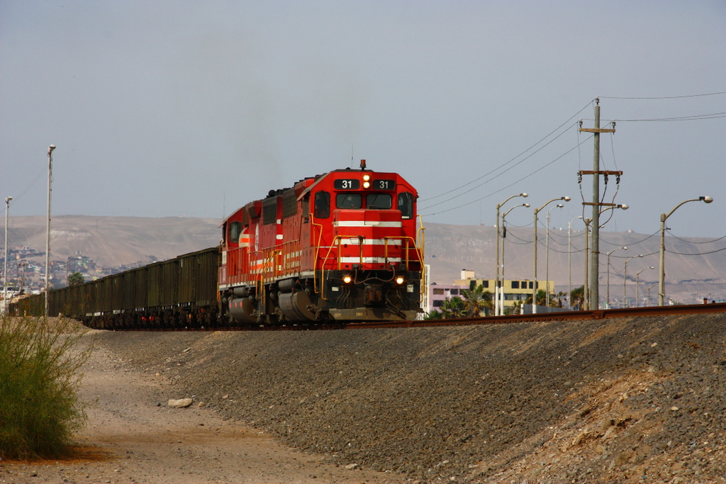 Southern Peru Copper Corporation ( SPCC ) No. 31 fhrt zusammen mit No. 33 – beide EMD GP40-2 – einen mit Kupfererz beladenen Zug durch Ilo zum Hafen // 29.08.2011


