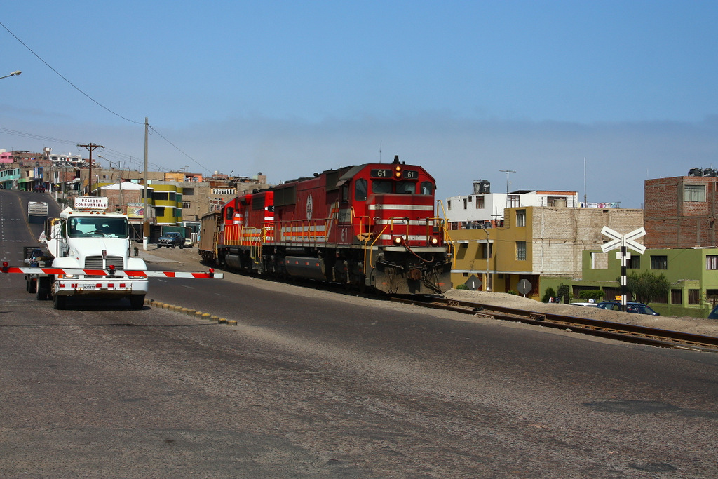 Southern Peru Copper Corporation ( SPCC ) No. 61 – EMD SD70 – fhrt zusammen mit No. 32 – EMD GP40-2 – einen mit Kupfererz beladenen Zug mitten durch die Stadt Ilo // 29.08.2011

