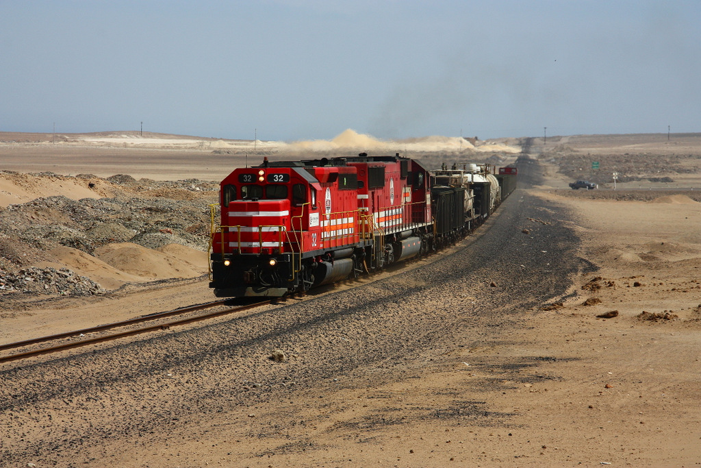 Southern Peru Copper Corporation ( SPCC ) No. 32 – EMD GP40-2 – fhrt zusammen mit No. 61 – EMD SD70 – einen Zug mit Versorgungsgtern fr die Minen in ber 3000m Hhe sowie leeren Erzwagen bergwrts bei km 26 // 29.08.2011 

