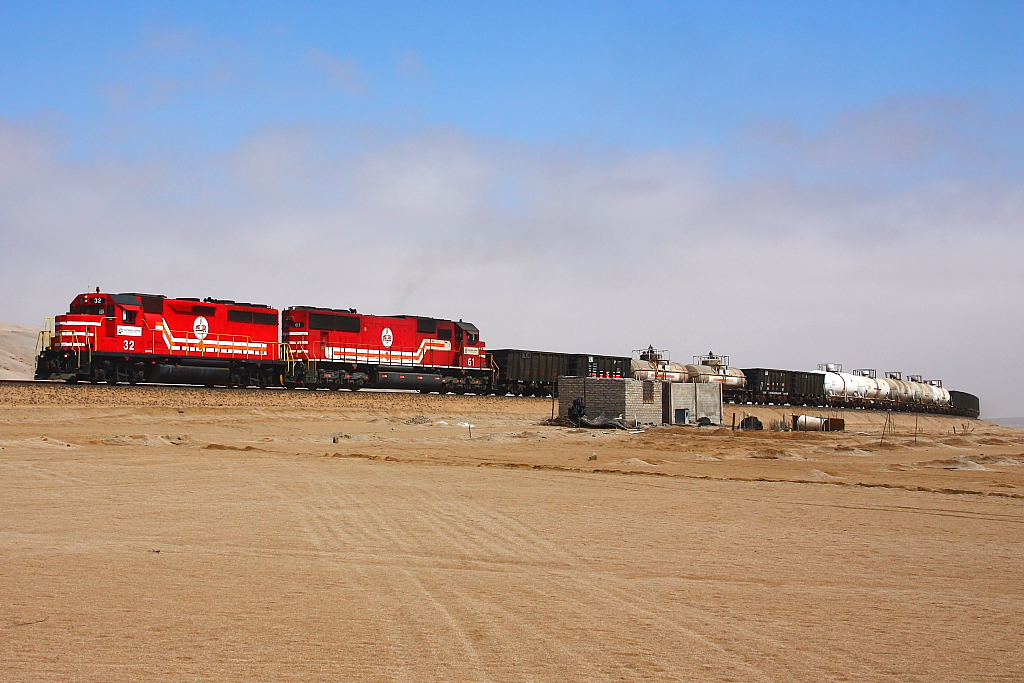 Southern Peru Copper Corporation ( SPCC ) No. 32 – EMD GP40-2 – fhrt zusammen mit No. 61 – EMD SD70 – einen Zug mit Versorgungsgtern fr die Minen in ber 3000m Hhe sowie leeren Erzwagen bergwrts bei km 34 // 29.08.2011