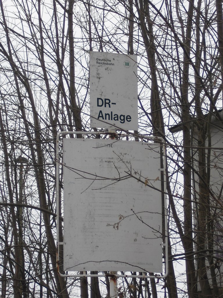 Sowas kann man heute noch sehen in Altenburg. Ein Schild aus den DR Zeiten, am 21.01.10.