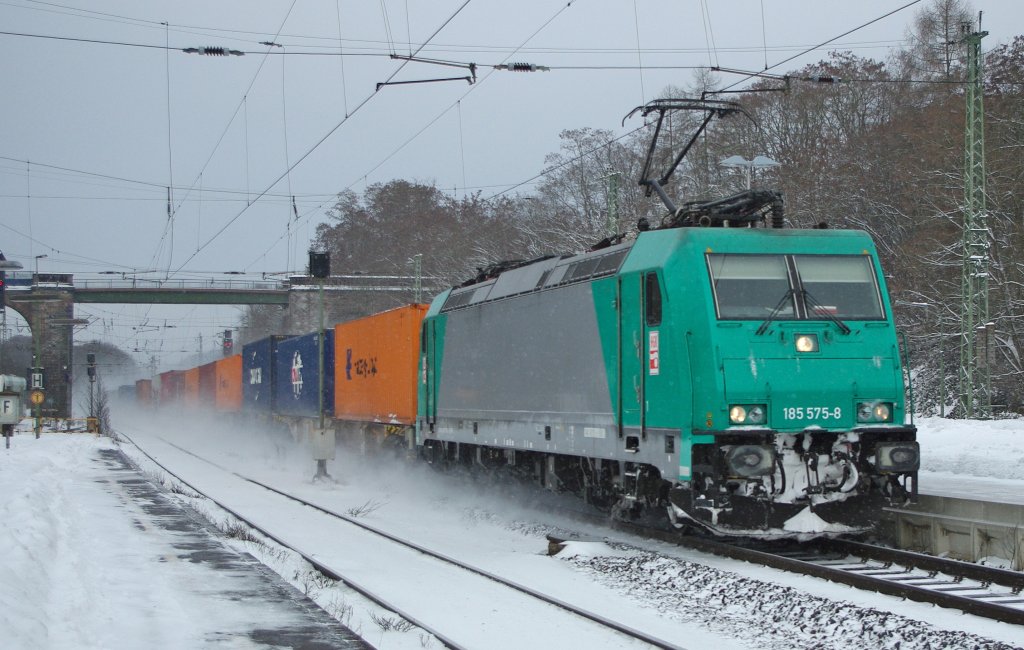 Sowas verirrt sich nicht oft in unsere Gegend: 185 575-8 fhrt fr die HGK einen Containerzug in Richtung Norden. Aufgenommen am 13.02.2010 in Eichenberg.