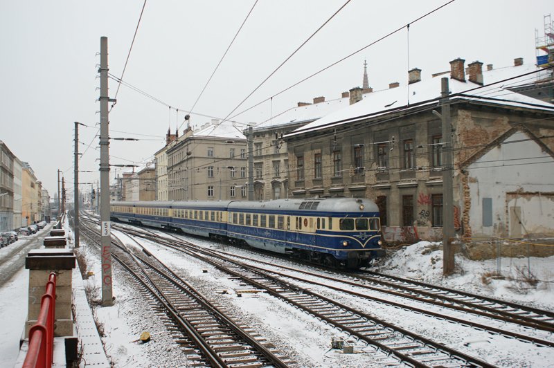 Sowie 2009 so auch 2010, fuhr der  Blaue Blitz  zum Weltcupnachtslalom nach Schladming. Hier der E 16071 am 26.01.2010 kurz vor der Einfahrt Wien Mitte-Landstrae.