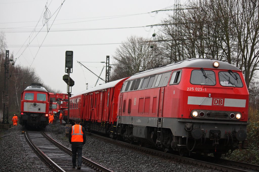 Sowohl 225 023 mit ihrem Hilfszug als auch 232 902 mit einem Gertewagen waren am 20.12.12 in Dsseldorf-Eller dabei 185 388 zu bergen. 