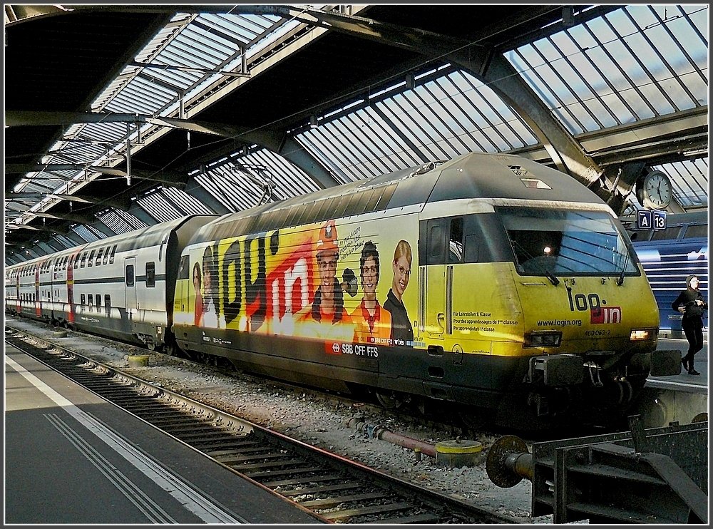Sozusagen als groe Schwester, wartet Re 460 063-2 ebenfalls mit Login Werbung am Bahnsteig im Hauptbahnhof von Zrich.  27.12.09. (Hans)  