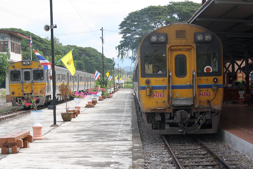 SP DRC 12 (Chiang Mai - Bangkok) mit dem APD.20 2515 (Daewoo Heavy Industries, Bauj. 1995) als letzten Wagen kreuzt am 08.Jänner 2011 in der Pan Pin Station den ORD 407 mit dem THN 1132 an der Spitze. 

