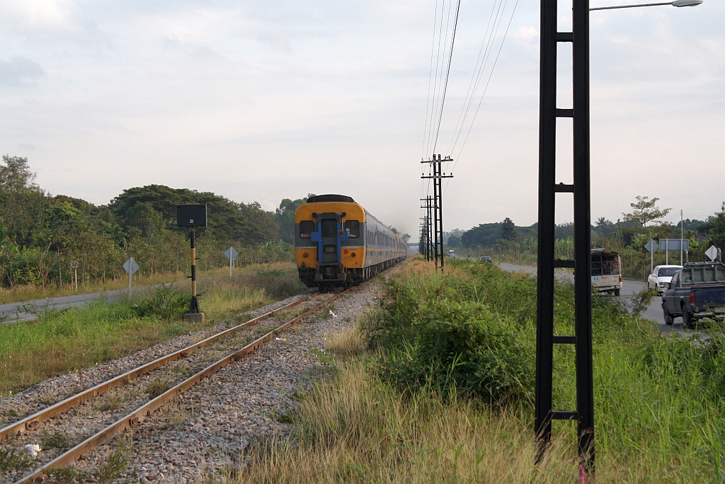 SP EXP 14 nach Bangkok am 11.Jänner 2011 etwas südlich von Chiang Mai mit einem บนท.ป.(=ANS./Air-Conditioned Second Class Day &Night) als letztes Fahrzeug.