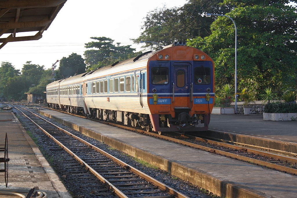 SP EXP 9 von Bangkok nach Chiang Mai mit dem APD.60 2531 am Schluss fährt am 04.November 2012 aus der Den Chai Station.

