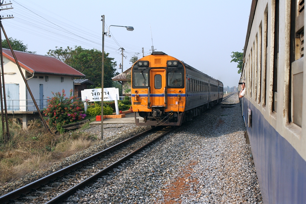 SP EXP DRC 12 von Chiang Mai nach Bangkok am 13.März 2012 bei der Durchfahrt in der Wang Krang Station.
