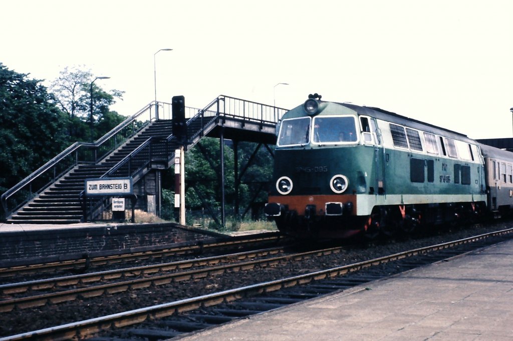 SP45 095 mit internationalem Schnellzug auf der Fahrt durch Berlin-Karlshorst um 1976.
