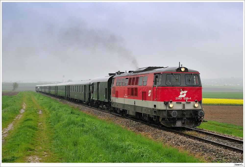 Spt aber doch - meine Ernstbunner Serie: Anlsslich des 3. Oldtimer-Treffens in Ernstbrunn wurde am 2. Mai 2010 der Sonderzug R16130 (von Wien/FJB ber Tulln nach Ernstbrunn) in Verkehr gesetzt. Bis Korneuburg fungierte 2050.09 als Zuglok, welche ab Korneuburg von 2143.038 abgelst wurde; bei Mollmannsdorf, 2.5.2010.