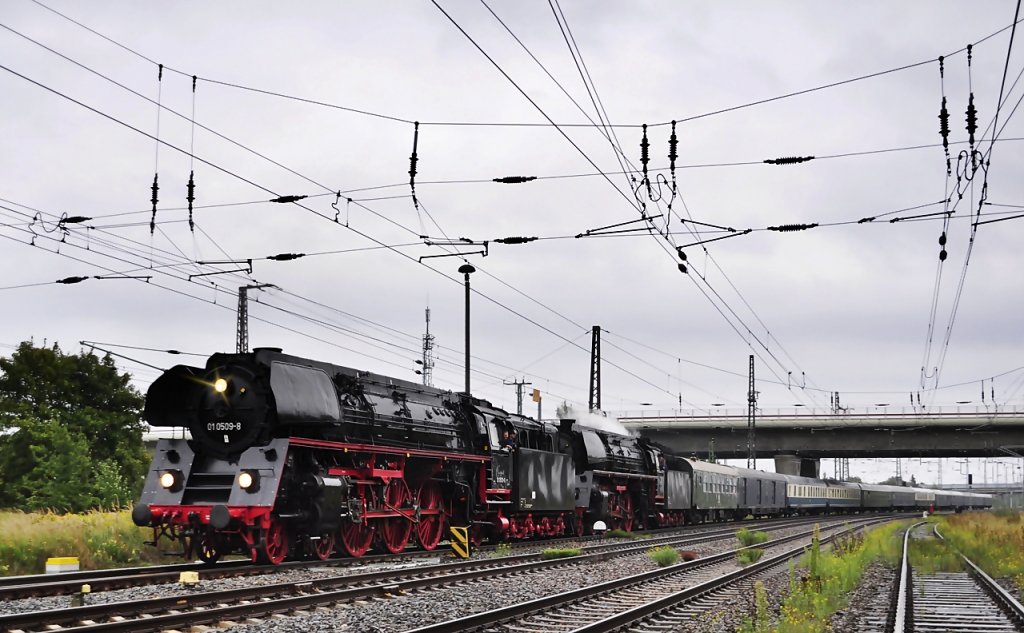 spt kamen sie, die beiden Reko 01er 509+1533 mit ihrem Sonderzug aus Dreschden nach Rostock am Abend des 20.09.2010, hier bei der Einfahrt in den Bf Stralsund (Tele+Schnitt und jetzt in bunt)