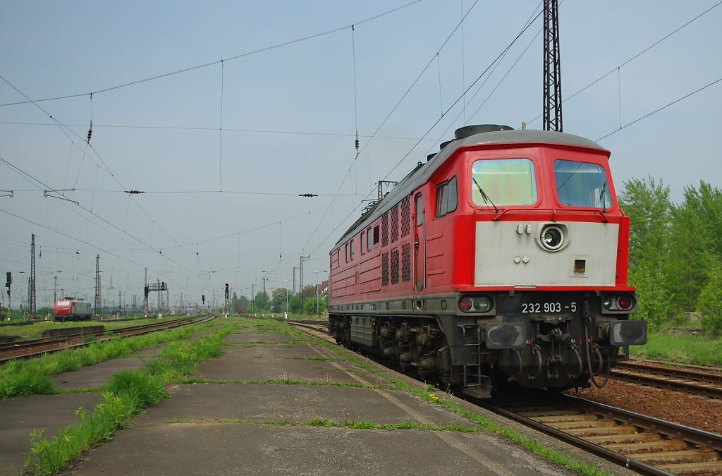 Spter am Tag des 28.04.2011 stand 232 903-5 allein in Grokorbetha und wartete auf neue Aufgaben.
