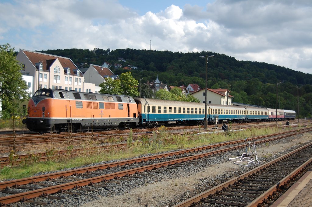 Spter konnte 221 135-7 mit ihrem Sonderzug aus Kln nocheinmal im Bahnhof Meiningen bildlich festgehalten werden, 04.09.2010.