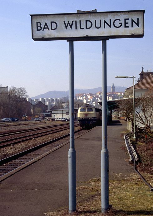 Sptes Bundesbahnflair in Bad Wildungen mit 216 186 am 11.03.1995.