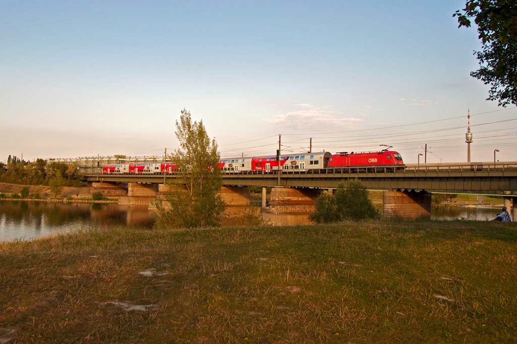 Sptsommerabendstimmung auf der Wiener Donauinsel. R 2254 ist Richtung Retz unterwegs. Die Aufnahme enstand am 31.08.2011.