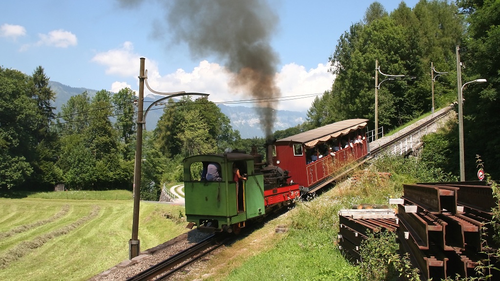 SPB Dampflok H 2/3 5 mit Wagen Nr. 6 bergwrts fahrend kurz nach Wilderswil. (11.08.2012)
