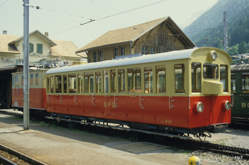 SPB - Personenwagen Nr .23 im Betriebsareal in Wilderswil im Juni 1985 .. Bild ab Dia