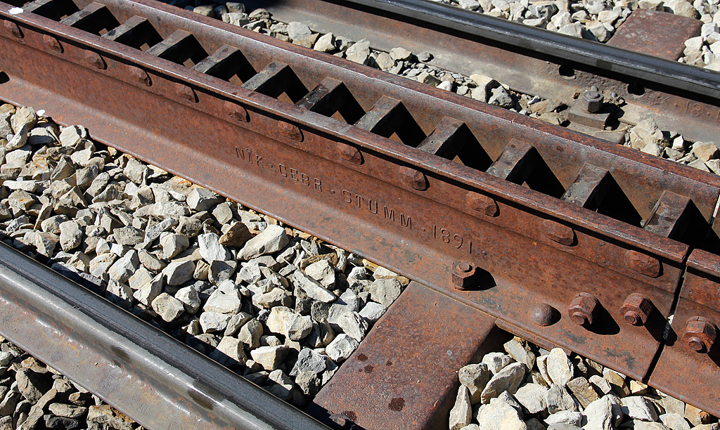SPB-Schienen mit Zahnstangen System Riggenbach, Baujahr 1891 im Bahnhof Schynige Platte, 02. Okt. 2011, 12:39