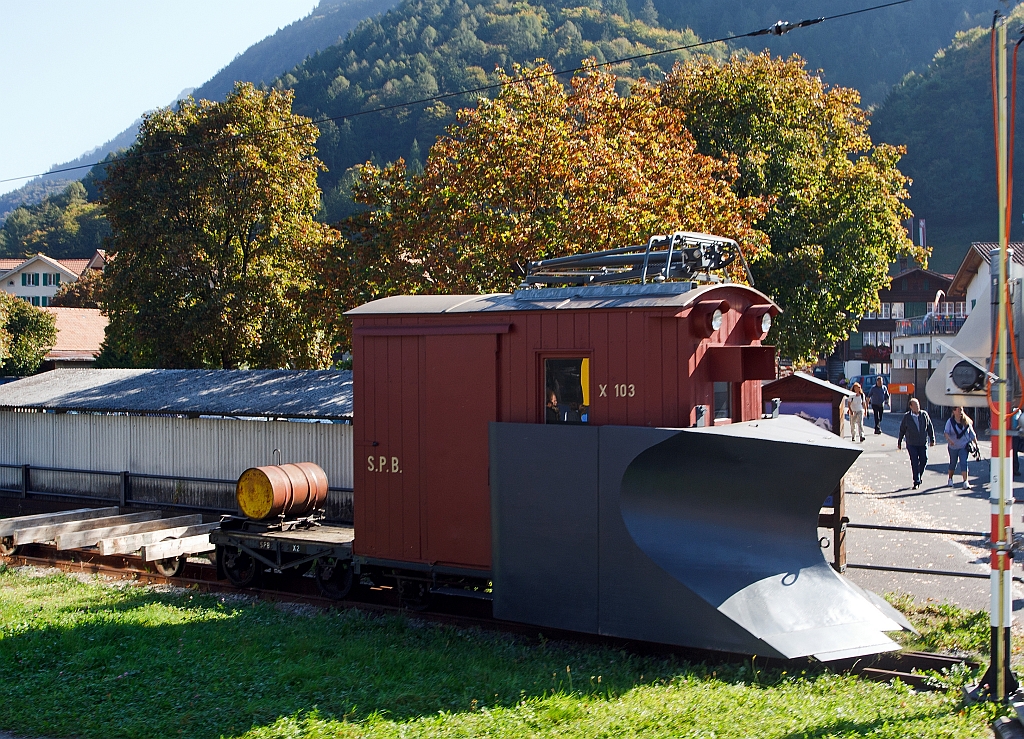 SPB X 103 (ex WAB X 703) - Schneepflug mit Eiskratzer angestellt im Bahnhof Wilderswil am 02.10.2011. (Aufnahme aus fahrendem Zug der BOB)
Daten: Baujahr 1925 von der WAB, Gewicht 4,5 t, L P 5.450 mm, zul. Geschwindigkeit 11 km/h.