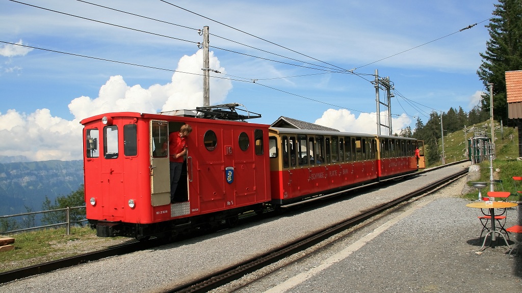 SPB Zahnradlok He 2/2 16  Anemone  mit Wagen B47 und B48 auf Talfahrt in Breitlauenen. (09.08.2012)