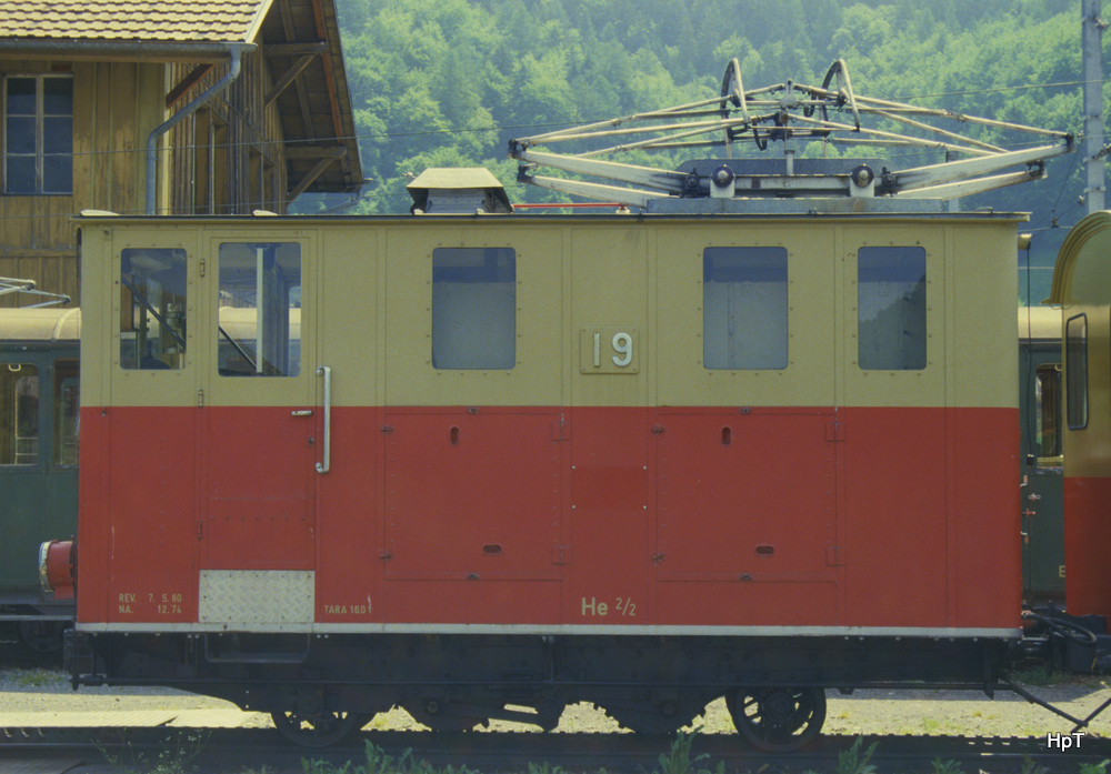 SPB - Zahnradlok He 2/2 19 im Betriebsareal in Wilderswil im Juni 1985 .. Bild ab Dia