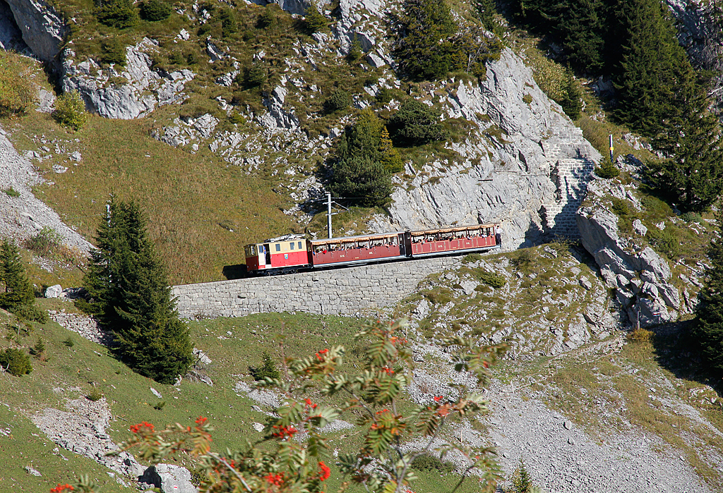 SPB-Zug folgt uns auf der Talfahrt zurck nach Wilderswil. Hier noch im oberen Teil der Strecke, 02. Okt. 2011, 15:52