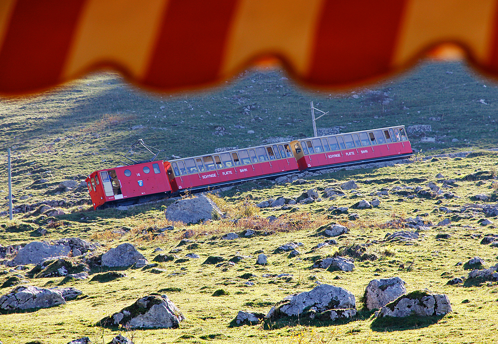SPB-Zug mit He 2/2 Nr. 16 und zwei RJ-Wagen klettert uns voraus in Richtung Schynige Platte. Aufnahme aus dem fahrenden Zug oberhalb Breitlauenen, 02. Okt. 2011, 12:13