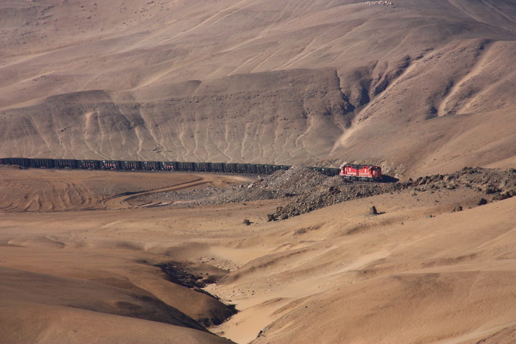 SPCC 31 und 33 ( EMD GP40-2 ) fhren einen mit Kupfererz beladenen Zug talwrts Richtung Hafen ILO. 29.8.2011