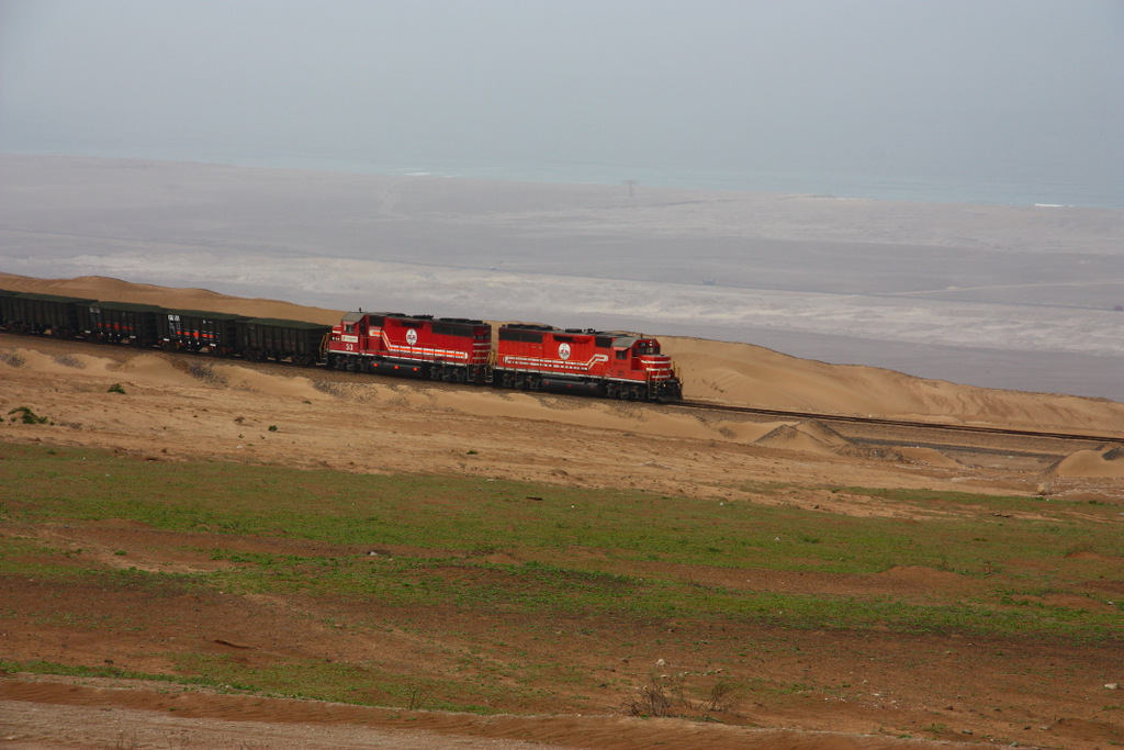 SPCC 31 und 33 ( EMD GP40-2 ) fhren einen mit Kupfererz beladenen Zug talwrts Richtung Hafen ILO. 29.8.2011
Im Hintergrund : zuerst die Panamericana Sur, dann die Pazifikkste.

