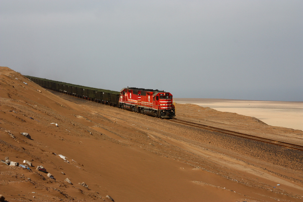 SPCC 31 und 33 ( EMD GP40-2 ) fhren einen mit Kupfererz beladenen Zug talwrts Richtung Hafen ILO. 29.8.2011 