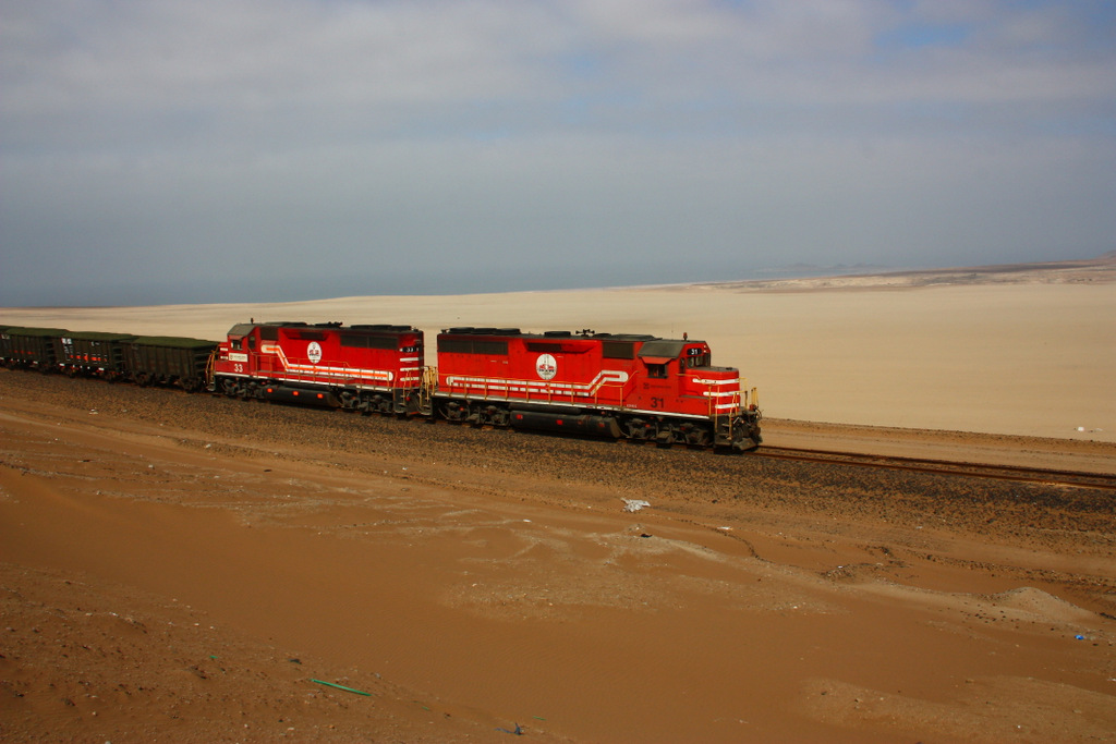 SPCC 31 und 33 ( EMD GP40-2 ) fhren einen mit Kupfererz beladenen Zug talwrts Richtung Hafen ILO. 29.8.2011 
Im Hintergrund die Pazifikkste.