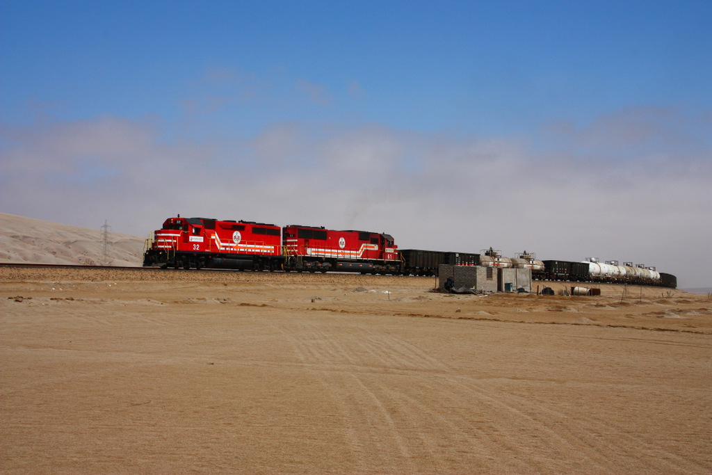 SPCC 32 & 61 ( EMD GP40-2 & SD70 ) drhnen bergwrts an einem verlassenen Bauernhaus vorbei - 29.08.2011