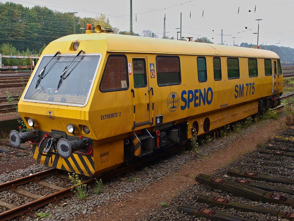 Speno SM 775 Schienenoberflchen Metriebwagen am 16.10.2010 in Aachen West. Mit dem SM 775 werden die Schienenprofile mit Ultraschallprfungen auf innere Schienenfehler (Head Checks) gemessen um genaue Werte vor und nach Schleifarbeiten zu bekommen.