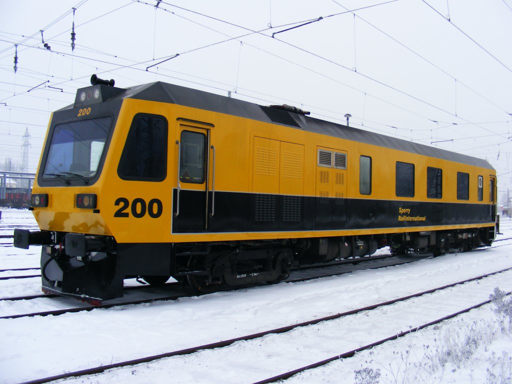  Sperry - Rail International  aus England stand am 08.01.2010 in Magdeburg - Rothensee abgestellt.

Fr kleine Infos zur Lok bin ich Dankbar..  Nach den Bogey´s zu Urteilen ist die Lok ein Gleisme-Fahrzeug und ist aus der 200er Serie.
Es sind Meeinrichtungen an den Drehgestellen montiert und die Sperry-Website zeigte diese Einsatzgebiete auf. 

Interessante Lok..