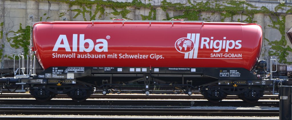 Spezialgterwagen Uacns zum Transport von Gips mit Werbung fr Schweizer Gips, eingestellt bei Wascosa Luzern. Aufgenommen am 01.07.2013 in Spiez.