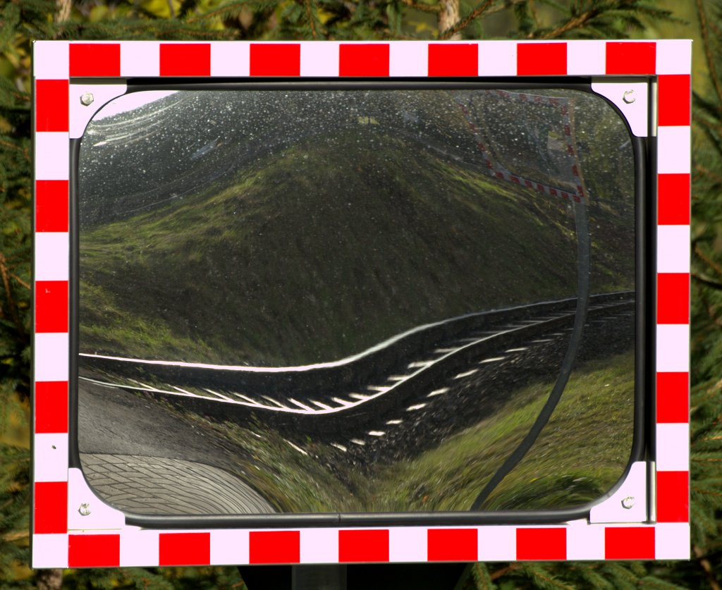 
Spiegel im Spiegel. Auch die  Groe unter den Kleinen   hat zahlreiche ungesicherte Wegebergnge, einige sind schlecht einsehbar, so auch der kurz vor dem Haltepunkt Osterteich in Gernrode.Ein Spiegel erleichtert die Sicht auf das Gleis.
18.10.2012  10:24 Uhr. 