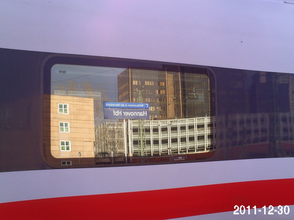 Spiegelung in einen ICE-T Fenster. Foto vom 30.12.2011 in Hannover HBF.