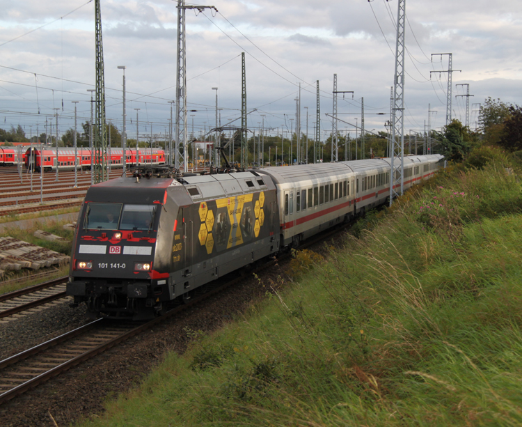 Spieglein, Spieglein an der Wand,wer ist die schnste bei DB-Fernverkehr?doch wohl nicht 101 141-0 oder?101 141-0 mit IC 2216 Stuttgart-Greifswald bei der Einfahrt im Rostocker Hbf mit +36 Minuten Versptung.15.09.2011 